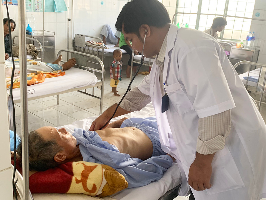 Đảm bảo an toàn giao thông, an ninh trật tự và y tế trong dịp lễ 2-9 ảnh 1 Bác sĩ Trung tâm Y tế thị xã Ayun Pa thăm khám cho bệnh nhân nhập viện điều trị trong kỳ nghỉ lễ. Ảnh: Vũ Chi