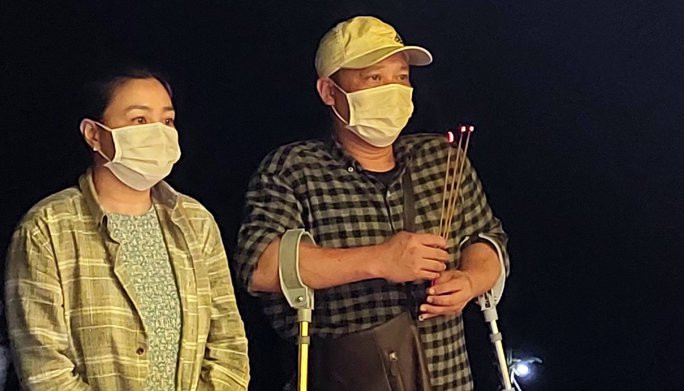 Ông Lê Minh Quang và bà Cao Thị Thu Bích tại đám tang cháu Q. Ông Lê Minh Quang và bà Cao Thị Thu Bích tại đám tang cháu Q.