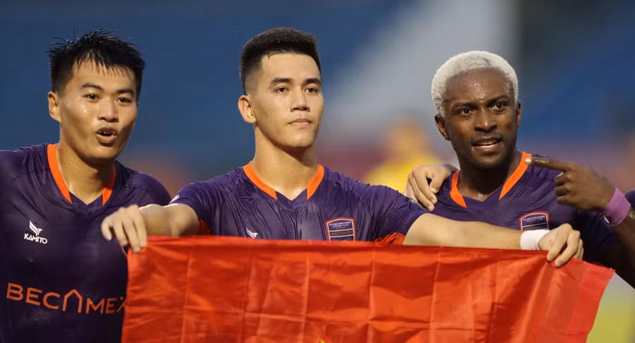 Tiến Linh cùng Dũ Đạt và Welington sau bàn thắng vào lưới Viettel. Ảnh: Khả Hòa