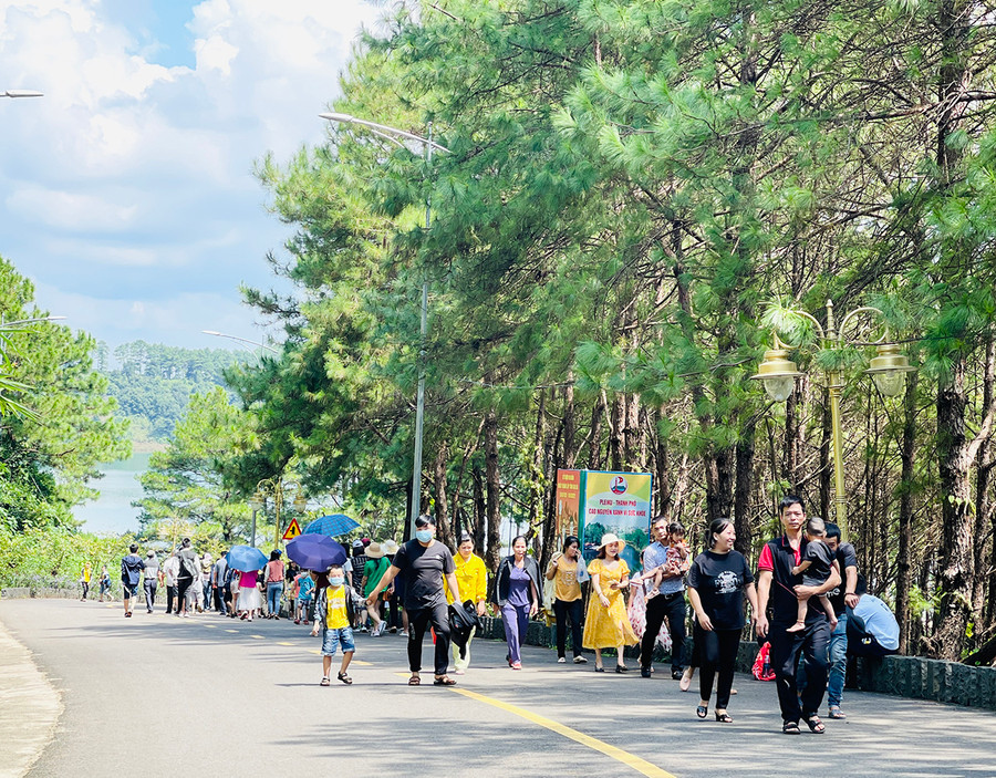 Ngay từ sáng sớm ngày 2-9, dòng người đổ về Khu du lịch sinh thái Biển Hồ ngày một đông. Ảnh: Trần Dung