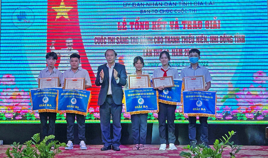 Trao giải cho các tác giả, nhóm tác giả đạt giải tại cuộc thi. Ảnh: Hoàng Ngọc