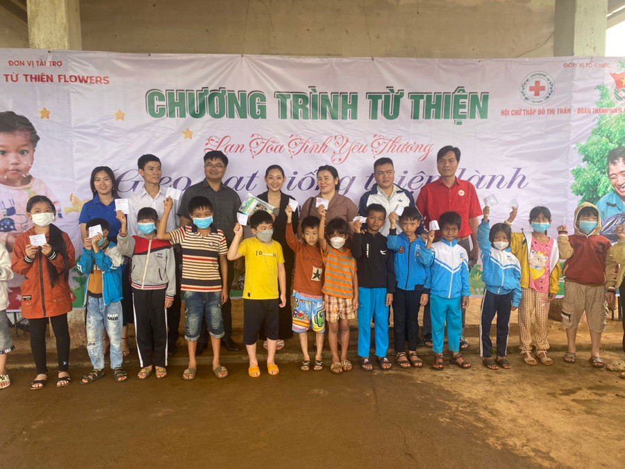 Nhóm từ thiện Flowers tặng quà cho học sinh ở thị trấn Chư Sê (huyện Chư Sê). Ảnh: Phan Lài Nhóm từ thiện Flowers tặng quà cho học sinh ở thị trấn Chư Sê (huyện Chư Sê). Ảnh Phan Lài