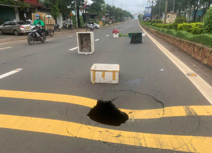 Nhiều người tỏ ra lo lắng khi đi qua khu vực này.