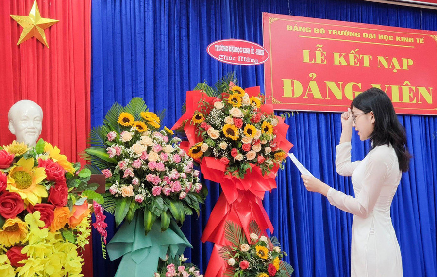 Sinh viên tuyên thệ tại lễ kết nạp đảng viên. Ảnh: Đ.X