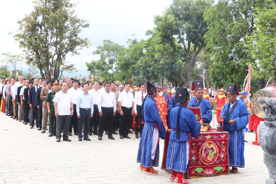 Các thành viên trong Ban nghi lễ đình An Khê thực hiện lễ giỗ vua Quang Trung theo nghi thức truyền thống. Ảnh: Ngọc Minh