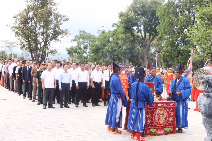Các thành viên trong Ban nghi lễ đình An Khê thực hiện lễ giỗ vua Quang Trung theo nghi thức truyền thống. Ảnh: Ngọc Minh