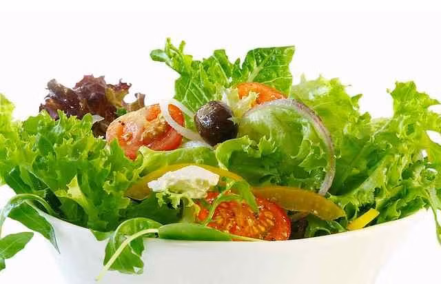 Xà lách nổi tiếng về hàm lượng chất dinh dưỡng và chất chống oxy hóa. Ảnh: Shutterstock