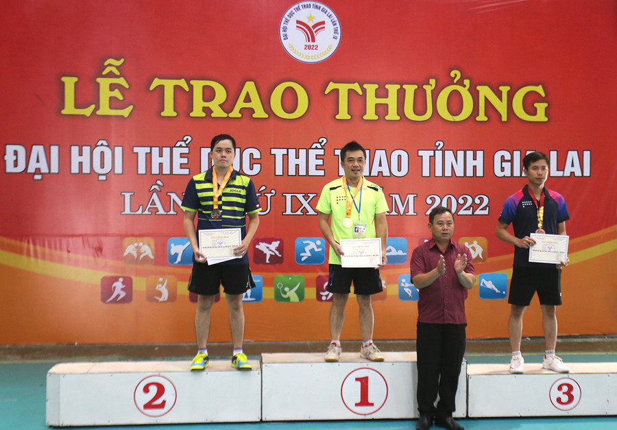  Ban tổ chức trao giải cho các tay vợt xuất sắc ở nội dung đơn nam. Ảnh: Văn Ngọc