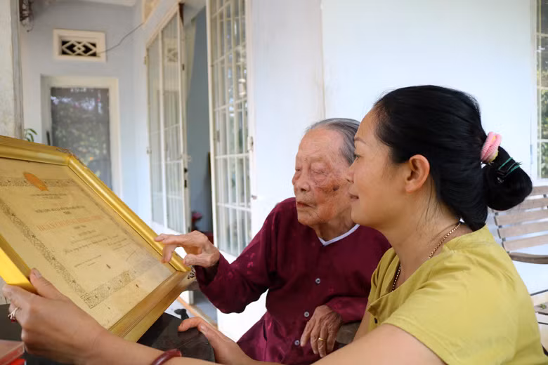 Bà Nguyễn Thị Mai luôn tự hào và nhắc nhở con cháu phải cố gắng học tập, phấn đấu và một lòng tin tưởng vào Đảng