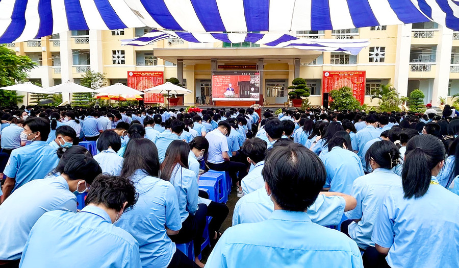 Tại điểm cầu tỉnh Gia Lai, đông đảo các em học sinh Trường THPT chuyên Hùng Vương tham gia buổi lễ phát động về an toàn giao thông. Ảnh: Minh Nguyễn