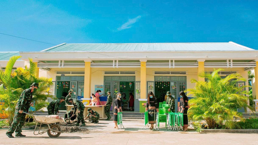Cán bộ, chiến sĩ Kho Kỹ thuật K54 (Cục Kỹ thuật Quân khu 5) giúp giáo viên Trường Mẫu giáo Tuổi Thơ (xã Chư Băh, thị xã Ayun Pa) sửa sang lại khuôn viên trường. Ảnh: Vũ Chi Cán bộ, chiến sĩ Kho Kỹ thuật K54 (Cục Kỹ thuật Quân khu 5) giúp giáo viên Trường Mẫu giáo Tuổi Thơ (xã Chư Băh, thị xã Ayun Pa) sửa sang lại khuôn viên trường. Ảnh: Vũ Chi