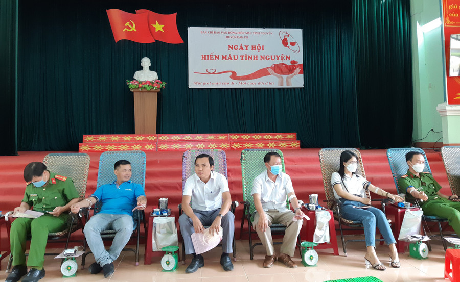  Đông đảo người dân huyện Đak Pơ tham gia hiến máu tình nguyện. Ảnh: Tuyết Mai 