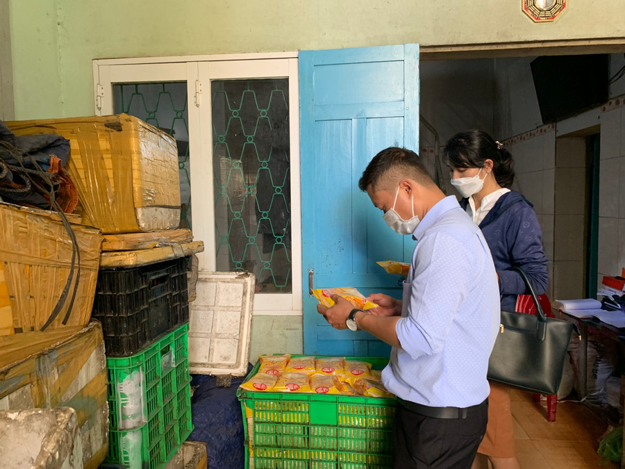 Đoàn kiểm tra liên ngành về an toàn thực phẩm tỉnh Gia Lai kiểm tra tại một cơ sở sản xuất, chế biến thực phẩm trên địa bàn TP. Pleiku. Ảnh: Như Nguyện Đoàn kiểm tra liên ngành về an toàn thực phẩm tỉnh Gia Lai kiểm tra tại một cơ sở sản xuất, chế biến thực phẩm trên địa bàn TP. Pleiku. Ảnh: Như Nguyện