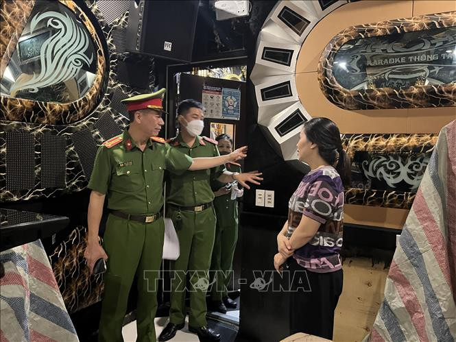 Lực lượng chức năng quận Hoàn Kiếm tiến hành kiểm tra cơ sở karaoke tại địa bàn phường Phúc Tân (Hoàn Kiếm). Ảnh nguồn TTXVN