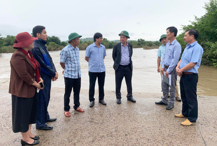 Giám đốc Sở Nông nghiệp và PTNT Lưu Trung Nghĩa (thứ 5 từ trái sang) cùng lãnh đạo huyện Ia Pa kiểm tra công tác phòng-chống bão lũ tại đập tràn thôn Mơ Năng, xã Kim Tân. Ảnh: Vũ Chi
