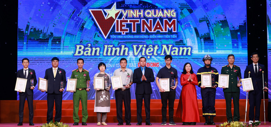 Các tập thể, cá nhân xuất sắc trong chương trình Vinh quang Việt Nam năm 2022. Ảnh nguồn TNO