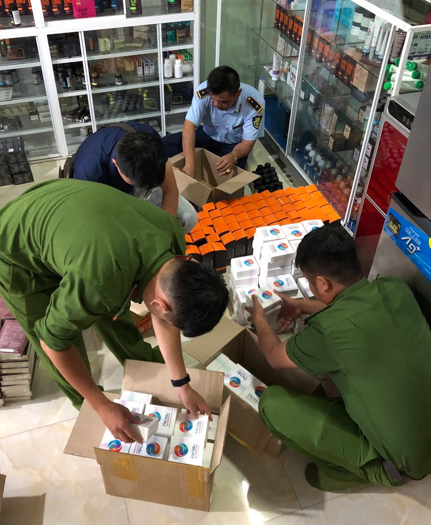Lực lượng chức năng kiểm tra sản phẩm tại cơ sở. Ảnh: Cơ quan chức năng cung cấp