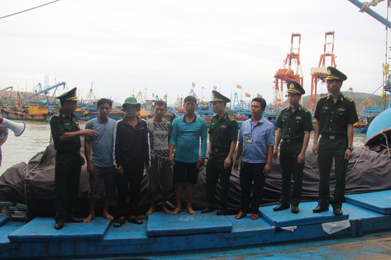 Lực lượng chức năng vận động ngư dân chủ động đảm bảo an toàn tàu thuyền