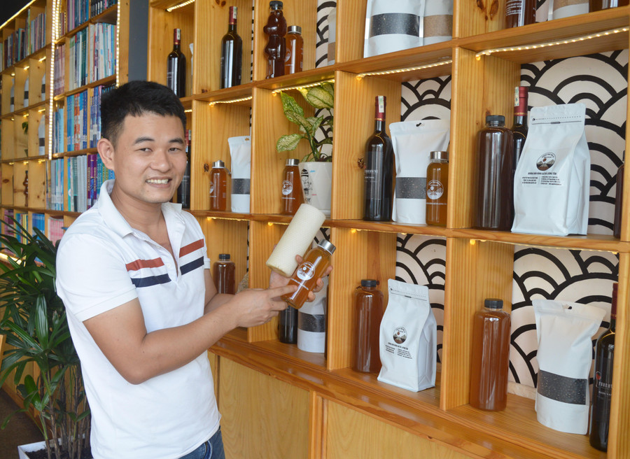  Anh Vũ Văn Tuyền giới thiệu sản phẩm mật ong vít nắp. Ảnh: Phương Dung