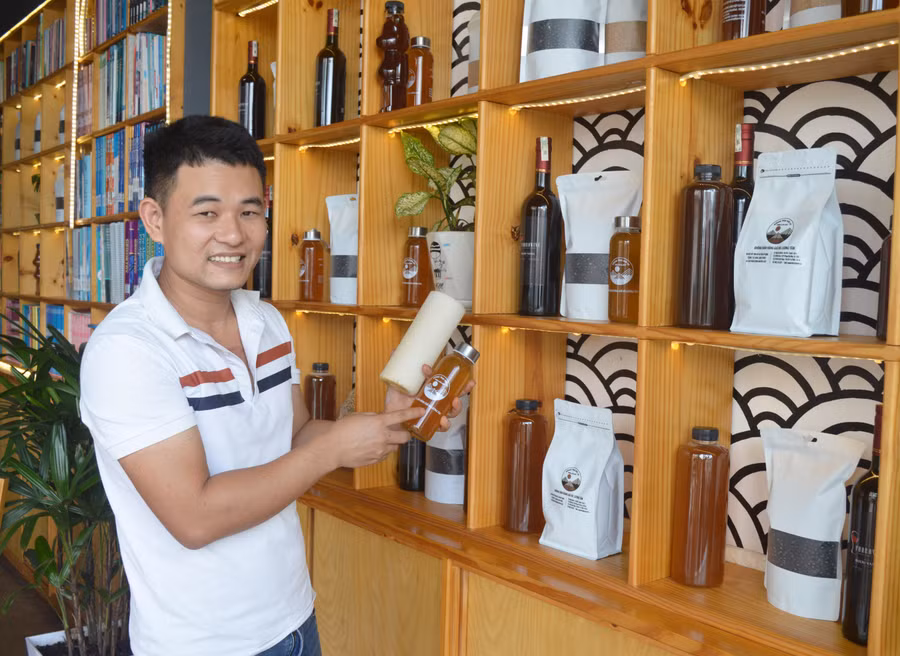 Anh Vũ Văn Tuyền giới thiệu sản phẩm mật ong vít nắp. Ảnh: Phương Dung
