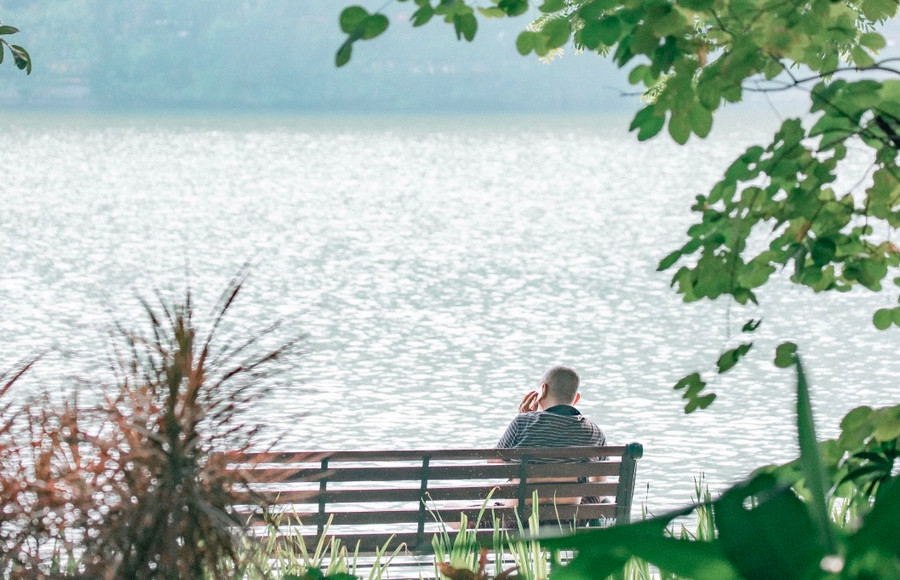 Những làn sương khói giăng trên mặt nước Hồ Gươm. Ảnh: Bùi Ngọc Công