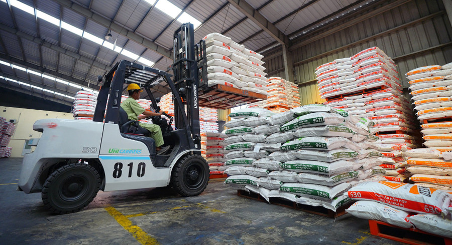 Chế biến thức ăn chăn nuôi của VN “thua đậm trên sân nhà”. Ảnh: Quang Thuần