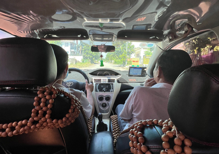 “Thầy” Tuấn Anh đang dạy lái cho học viên trên đường. Ảnh: T.D.K