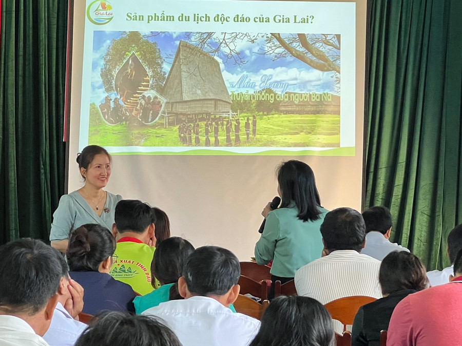 Tiến sĩ Ngô Thị Thu Trang (người đứng bên trái). Ảnh: Hoàng Ngọc 