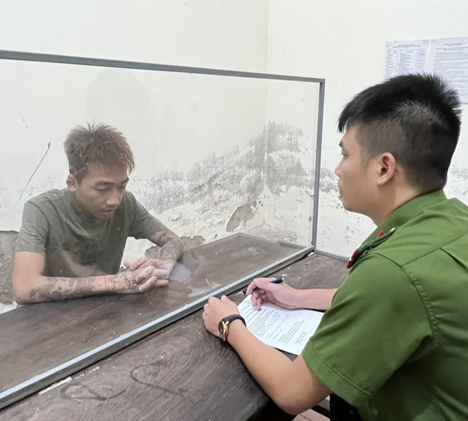 Phạm Duy Đạt, người trực tiếp chém ông V. bị thương, tại cơ quan công an - Ảnh: Công an cung cấp