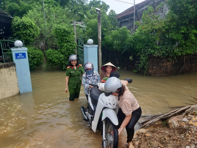 Mưa lũ khiến việc đi lại của người dân gặp khó khăn Mưa lũ khiến việc đi lại của người dân gặp khó khăn