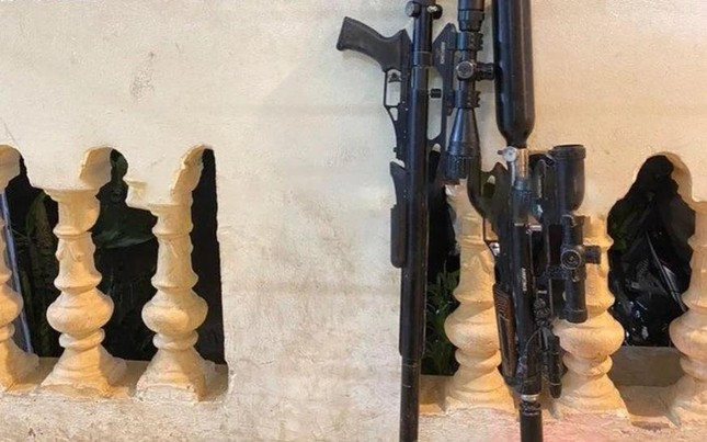 Hai khẩu súng hơi tại hiện trường. Ảnh: Công an huyện Lục Ngạn