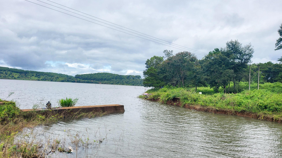 Đập tràn bị vỡ một phần với chiều dài khoảng 10 m. Ảnh: Quang Tấn