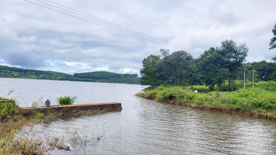 Đập tràn bị vỡ một phần với chiều dài khoảng 10 m. Ảnh: Quang Tấn