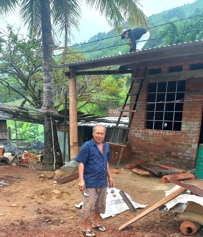 Người dân làng Mèo xã Đak Pling, huyện Kông Chro chủ động chằng, chống nhà cửa. Ảnh: Đinh Lành