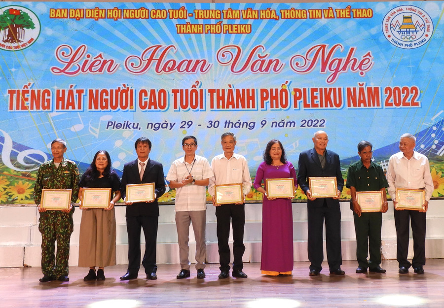 Ban tổ chức trao thưởng cho các tiết mục đạt giải tại Liên hoan tiếng hát Người cao tuổi TP. Pleiku. Ảnh: Thanh Nhật Các tiết mục đạt giải tại Liên hoan tiếng hát Người cao tuổi thành phố Pleiku. Ảnh: Thanh Nhật