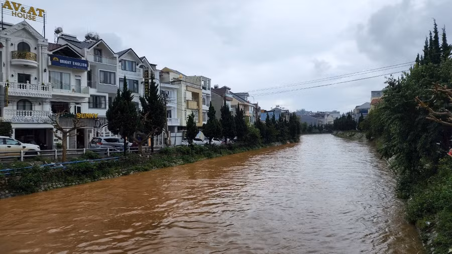 Suối Cam ly nước dâng cao sau những cơn mưa lớn. Ảnh: Lâm Viên