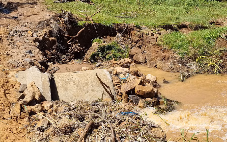 Mưa lớn cuốn trôi cống khiến việc đi lại của bà con gặp nhiều khó khăn. Ảnh: Hà Phương