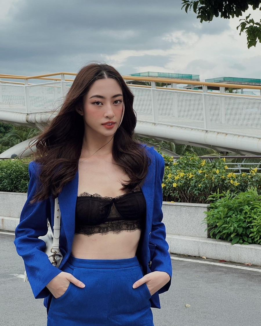 Ngoài áo ngực dạng bralette, Lương Thùy Linh cũng chuộng phối vest cùng crop top hay áo corset để tôn vòng 1 và chiếc eo thon.