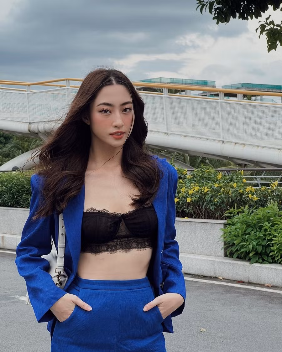 Ngoài áo ngực dạng bralette, Lương Thùy Linh cũng chuộng phối vest cùng crop top hay áo corset để tôn vòng 1 và chiếc eo thon.