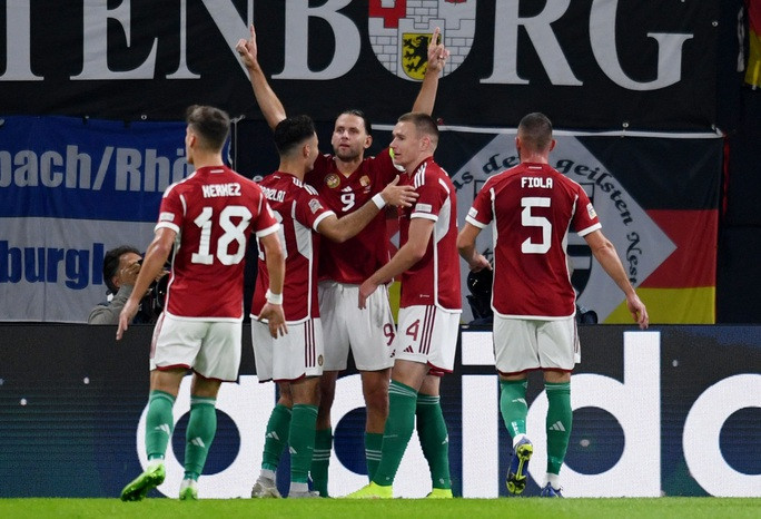 Adam Szalai (9) giúp Hungary đánh bại tuyển Đức