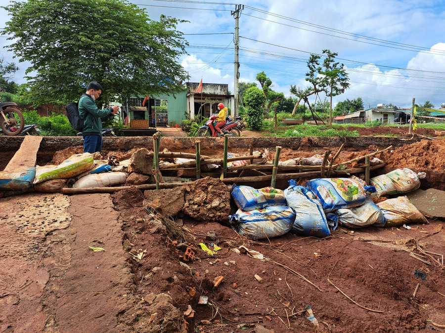 Công tác thi công đào khuôn đường đã lâu nhưng không hoàn trả kết cấu mặt đường, gây khó khăn cho việc đi lại, ảnh hưởng đến đời sống sinh hoạt của người dân hai bên đường và gây bức xúc dư luận. Ảnh: Nguyễn Quang