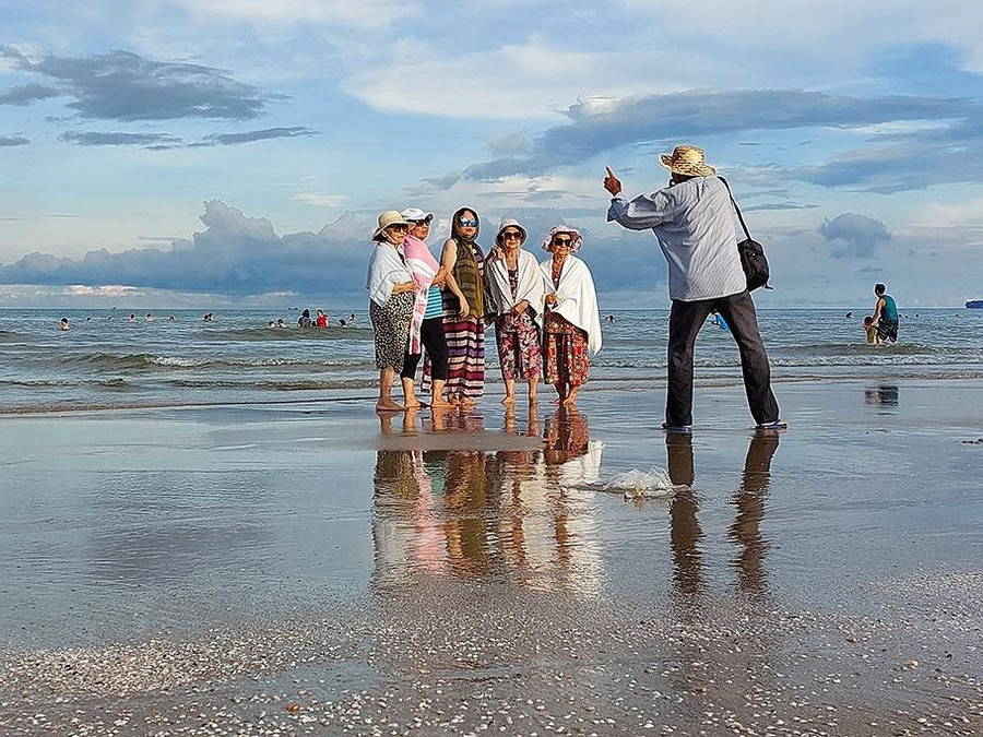 Phó nhòm mưu sinh ở biển Vũng Tàu. Ảnh: Như Lịch