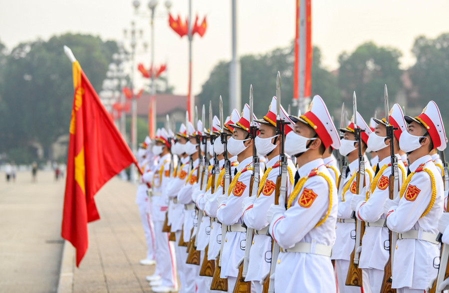 Đội tiêu binh danh dự bồng súng chào. Đội tiêu binh danh dự bồng súng chào.