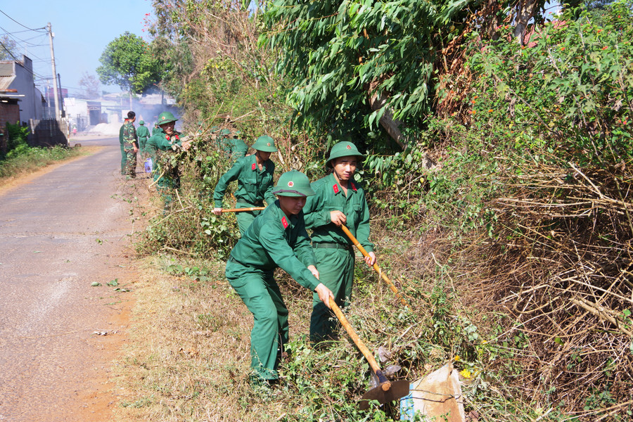 Trung đoàn 48, Sư đoàn 320 giúp đỡ nhân dân dọn dẹp vệ sinh. Ảnh: Vĩnh Hoàng