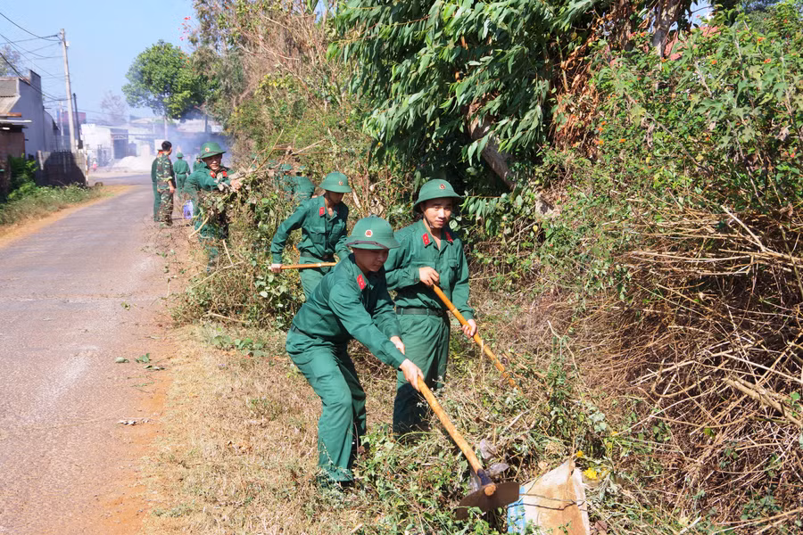 Trung đoàn 48, Sư đoàn 320 giúp đỡ nhân dân dọn dẹp vệ sinh. Ảnh: Vĩnh Hoàng