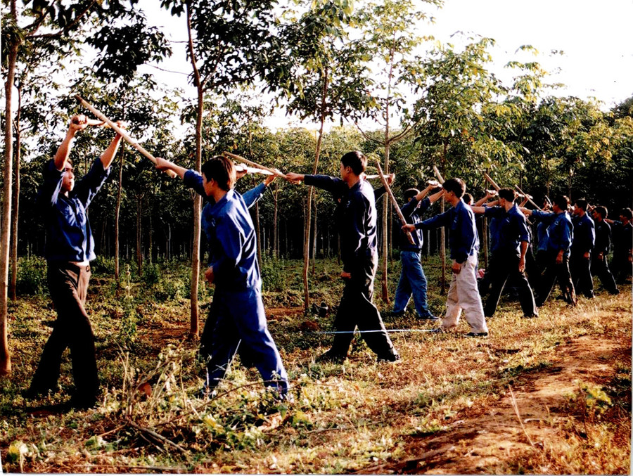 Lực lượng tự vệ của Công ty huấn luyện bảo vệ vườn cây. Ảnh: Vĩnh Hoàng  Lực lượng tự vệ của Công ty huấn luyện bảo vệ vườn cây. Ảnh: Vĩnh Hoàng