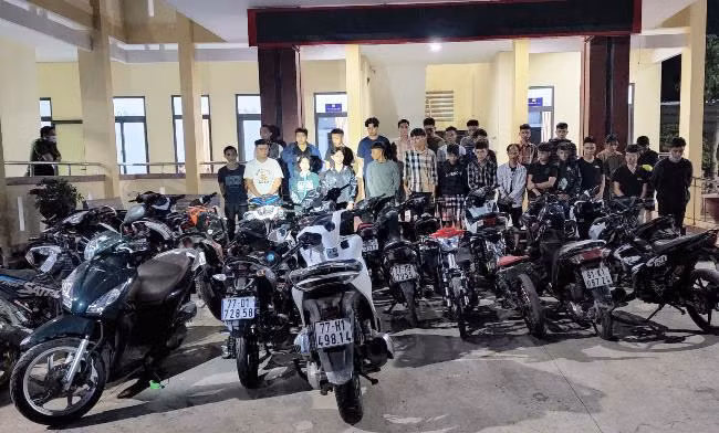 Các đối tượng cùng phương tiện bị tạm giữ. Ảnh nguồn baobinhdinh.vn