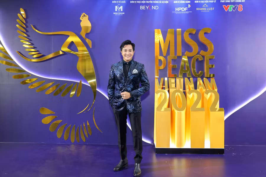 MC Nguyên Bảo cũng góp mặt tại chung kết để dẫn dắt thảm đỏ.