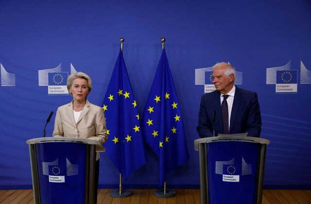  Chủ tịch Ủy ban châu Âu Ursula von der Leyen (trái) hôm 28-9 đề xuất gói trừng phạt mới nhằm vào Nga. Ảnh: Reuters