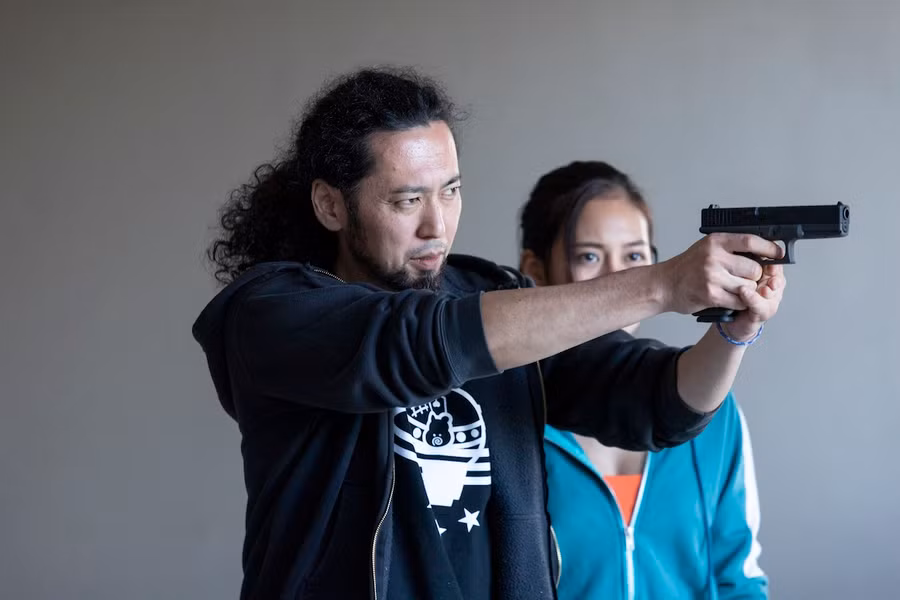 Đạo diễn Nhật Bản Kazuhisa Yusa chỉ đạo diễn xuất trong bộ phim. Ảnh: ĐPCC